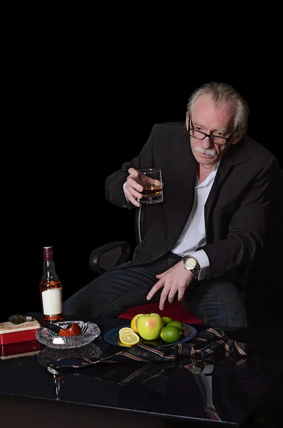 Homme âgé avec un verre de whisky — Photo