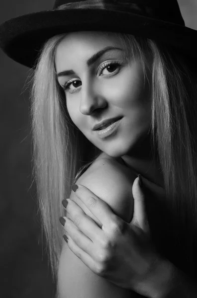 Bella ragazza bionda in cappello — Foto Stock