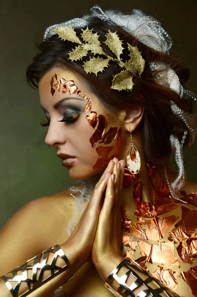 Femme avec bodyart or-argent et maquillage — Photo