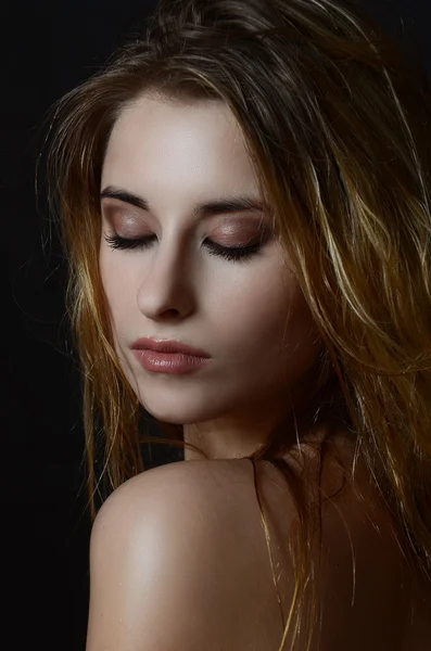 Schönes Gesicht einer jungen erwachsenen Frau mit sauberer, frischer Haut und nassen Haaren — Stockfoto