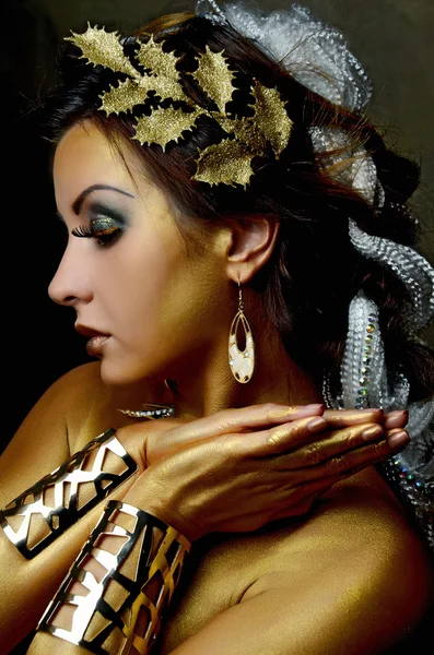 Donna con body art oro-argento e trucco — Foto Stock