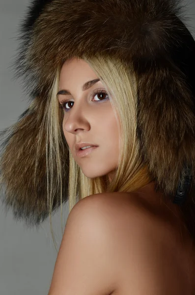 Mujer rubia con gorra de piel — Foto de Stock