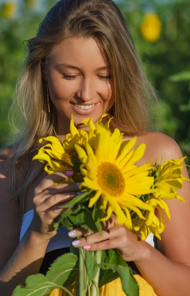 Beautiful woman in field of sunflowers — Stock Photo, Image