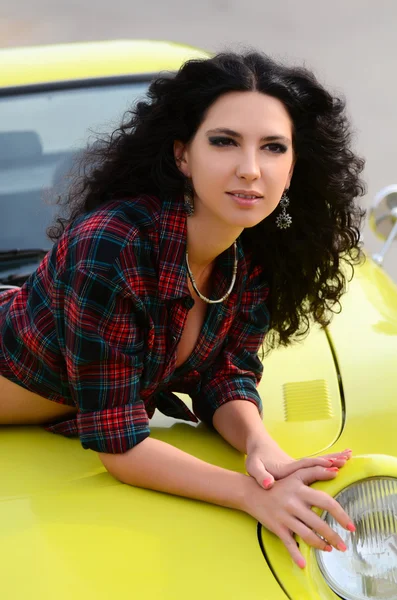 Woman washes the car — Stock Photo, Image