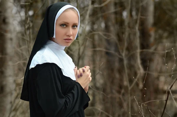 Porträt einer jungen Nonne — Stockfoto