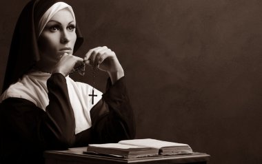 genç çekici Rahibe dua