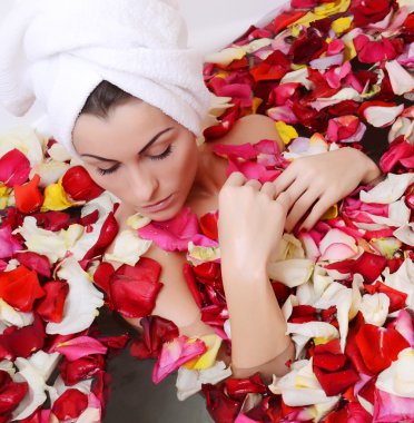 gül yaprakları ile banyo kadında