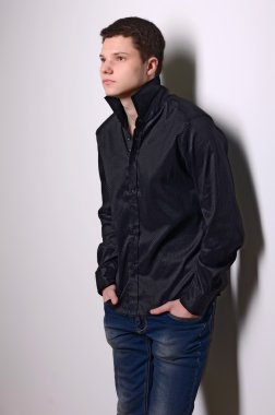 Siyah gömlekli genç adam.