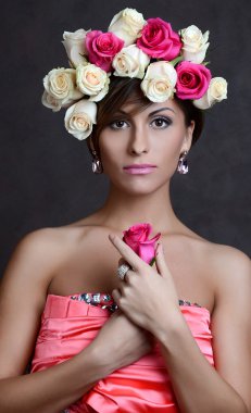 Çiçek çelenk ile esmer kadın