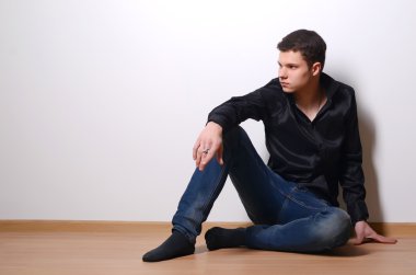 Siyah gömlekli genç yakışıklı adam.