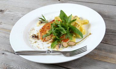 mantar ve Türkiye Fettuccine yapıştırın