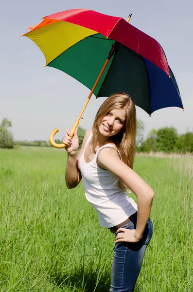 Chica con un paraguas multicolor — Foto de Stock