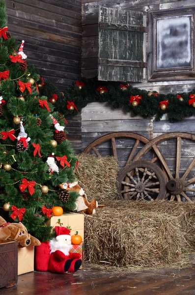 Árvore de pele de Natal em um interior rural — Fotografia de Stock