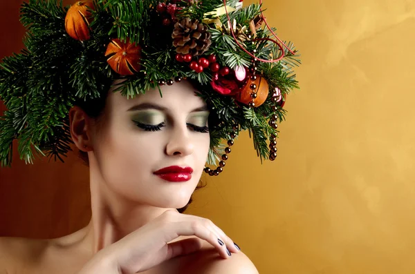 Femme avec couronne de Noël — Photo