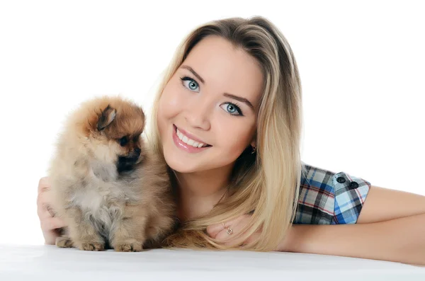 Donna bionda con spitz di cucciolo — Foto Stock