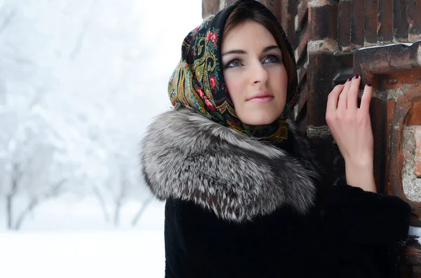 Brunette vrouw dragen sjaal — Stockfoto