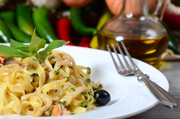 Pasta Fettuccine con frutti di mare — Foto Stock