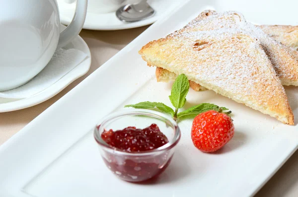 Toasts mit Zucker und Erdbeermarmelade — Stockfoto