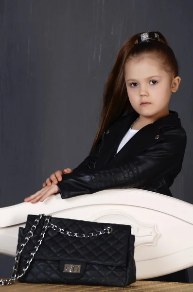 Fille enfant portant une veste noire — Photo