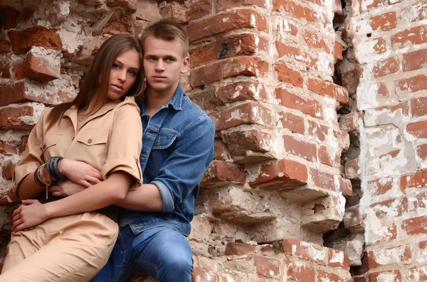 Enamoured couple near abandoned brick building — Stock Photo, Image
