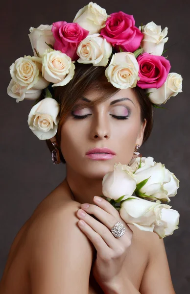 Donna bruna con corona di fiori — Foto Stock