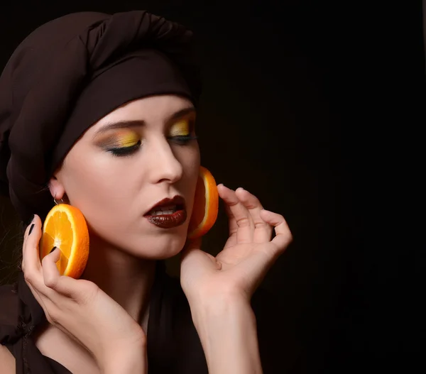 Mujer con turbante y maquillaje creativo — Foto de Stock