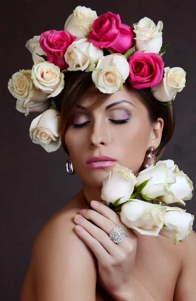 Mulher morena com flores grinalda — Fotografia de Stock