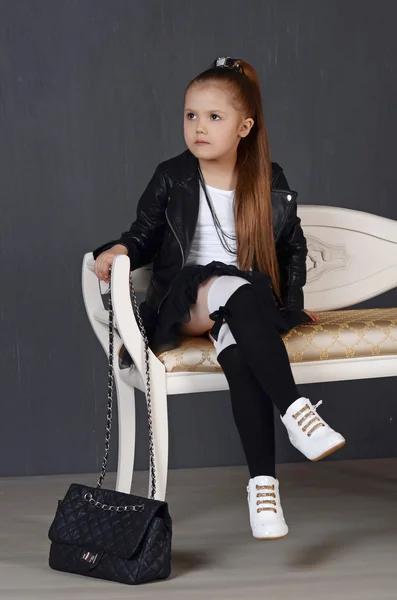 Lány gyermek viselt fekete kabát — Stock Fotó