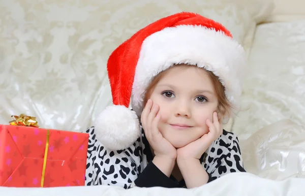 Niña en sombrero de santa — Foto de Stock