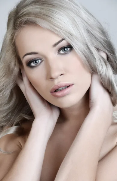 Blonde Frau mit lockigem Haar — Stockfoto