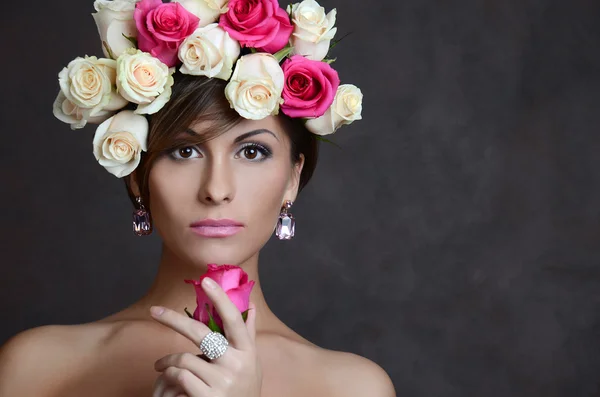 Brunette vrouw met bloemen krans — Stockfoto