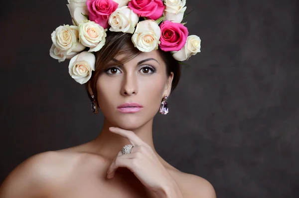 Brunette vrouw met bloemen krans — Stockfoto