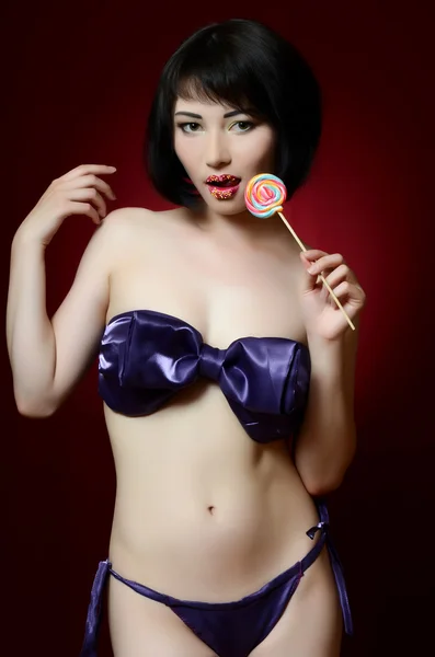 Nő a fehérnemű a candy cukor — Stock Fotó