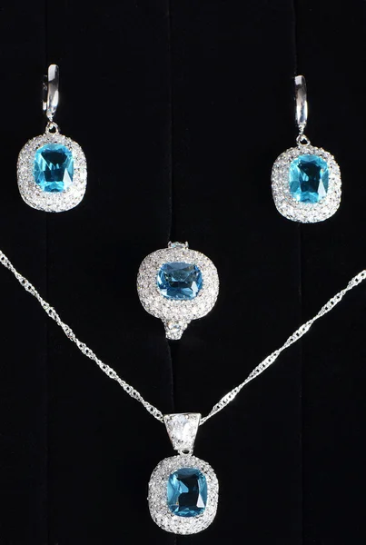 Bijoux avec pierres précieuses bleues — Photo