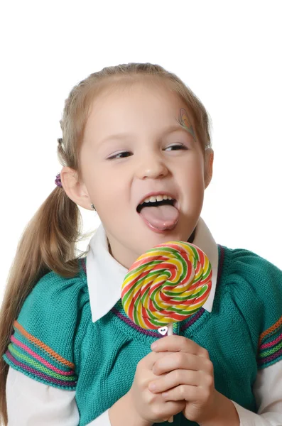 Liten tjej slickar lollipop — Stockfoto