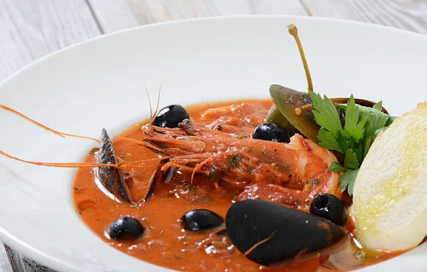 Sopa de tomate con pescado y mariscos —  Fotos de Stock