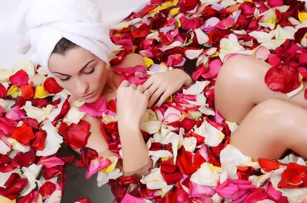 gül yaprakları ile banyo kadında