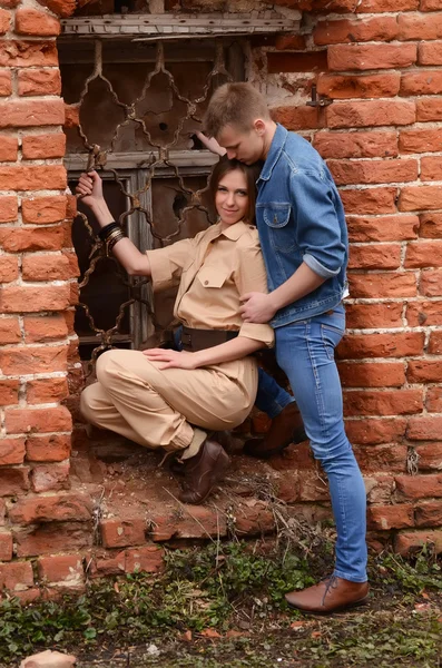 Casal apaixonado perto de edifício de tijolos abandonados — Fotografia de Stock