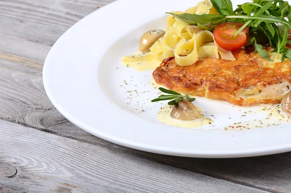 Pasta fettuccine med svamp och Turkiet — Stockfoto