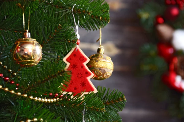 Vintage decoraties op kerstboom — Stockfoto