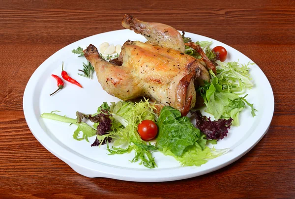 Baked hen with salad — Stock Photo, Image