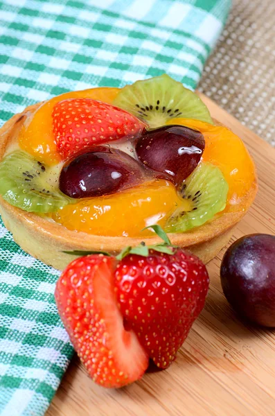 Taart van shortcake deeg met fruit — Stockfoto