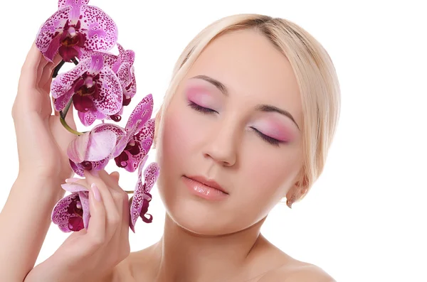 Mulher com flores de orquídea — Fotografia de Stock