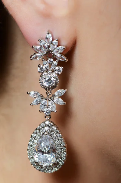 Vrouwelijke oor met sieraden earring — Stockfoto