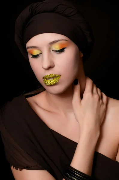 Žena v turbanu s kreativní make-up — Stock fotografie