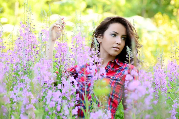 Frau im Feld der Lupinen — Stockfoto