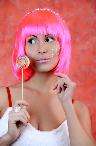 持有棒棒糖的粉红色头发的女孩 — 图库照片