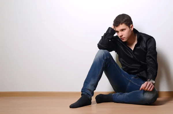 Hombre guapo en camisa negra —  Fotos de Stock