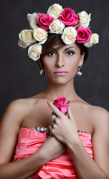 Çiçek çelenk ile esmer kadın