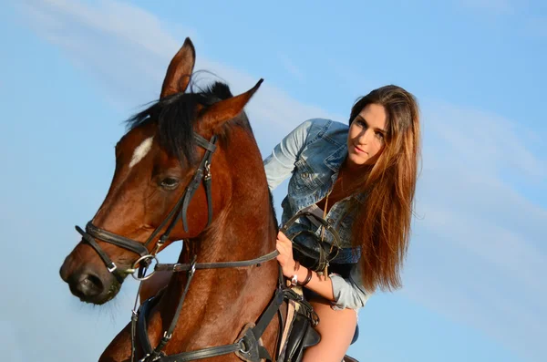 Mulher a cavalo contra o céu — Fotografia de Stock